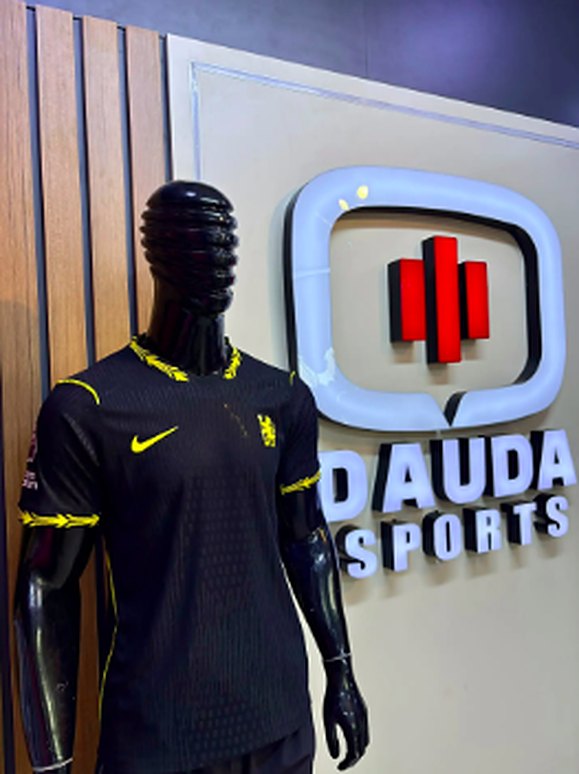 Black and yellow jersey